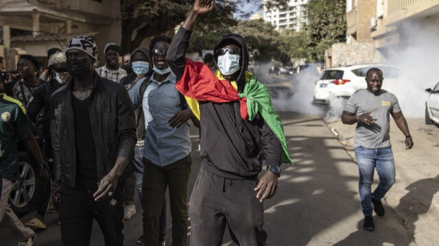 Des manifestants face à la police qui a tiré des gaz lacrymogènes dans leur direction, devant l'Assemblée générale au Plateau, à Dakar, le 5 février 2024. 