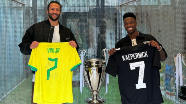 Le footballeur brésilien Vinicius Jr et l'ancien joueur de football américain Colin Kaepernick.