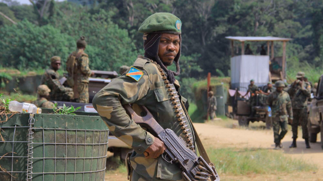 Photo d'un soldat de l'armée congolaise montant la garde dans un camp quelque part dans l'Est du pays dont la date de prise et lieu exacte sont inconnus.