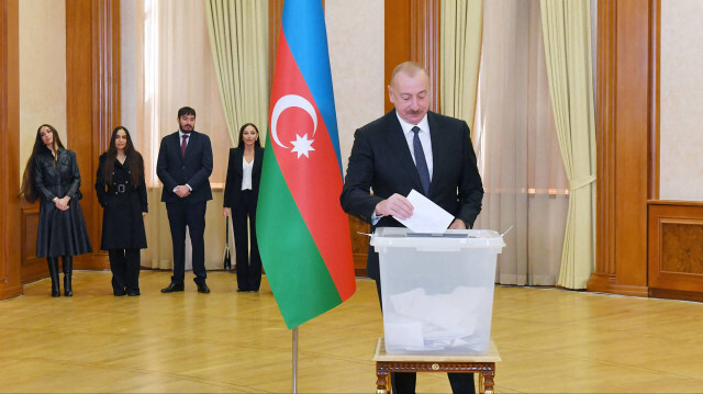 Le président azéri et candidat à la présidence Ilham Aliyev avait voté dans un bureau de vote dans la ville de Khankendi, dans la région du Karabakh, le 7 février 2024.