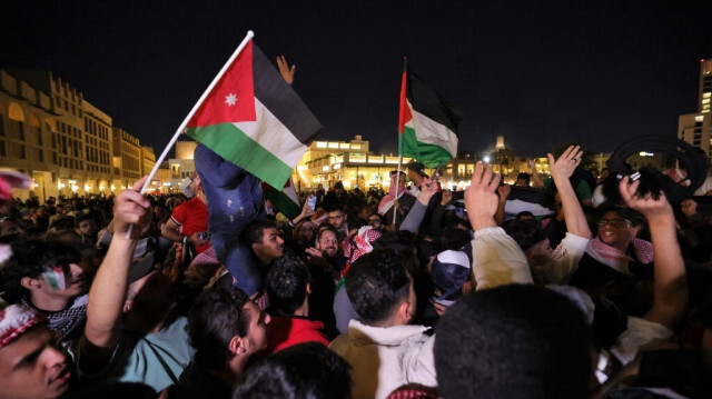 Les supporters jordaniens célèbrent la victoire de leur équipe sur la Corée du Sud à la fin du match de football de demi-finale de la Coupe d'Asie de l'AFC Qatar 2023 à Al-Rayyan, à l'ouest de Doha, le 6 février 2024.