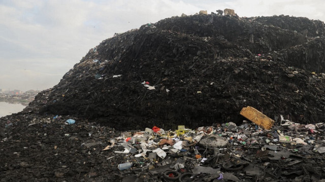 Vue générale de vêtements jetés dans une décharge à Old Fadama à Accra, Ghana, le 15 novembre 2023. 