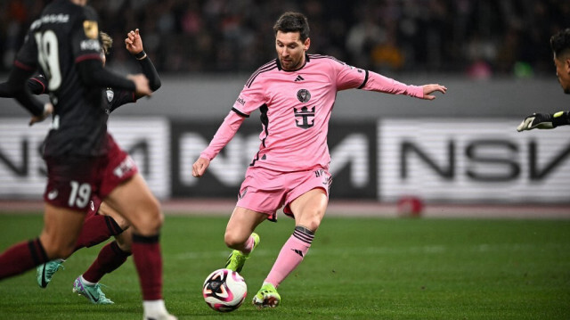 Le joueur argentin Lionel Messi de l'Inter Miami frappe le ballon lors de la seconde mi-temps du match amical de football entre l'Inter Miami et Vissel Kobe au Stade national de Tokyo le 7 février 2024.