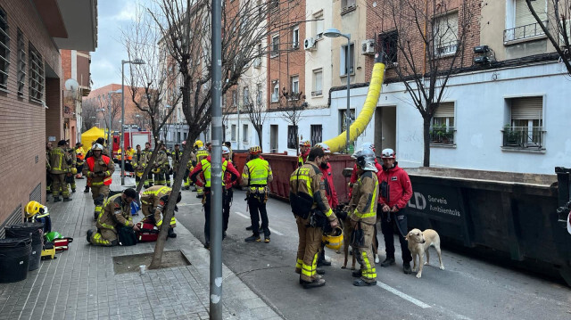 L'intervention des pompiers suite à l'effondrement d'un l'immeuble à Badalone, dans le nord-est de l'Espagne, le 6 février 2024.