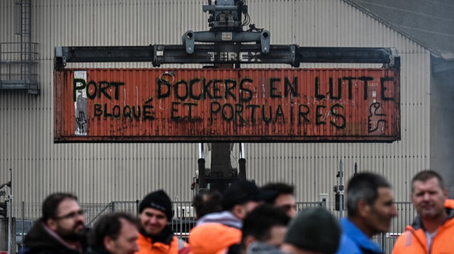 Les dockers du syndicat CGT font grève dans plusieurs ports de France, revendiquant  une reconnaissance de leur pénibilité au travail pour obtenir une meilleure retraite anticipée, le 7 février 2024. 