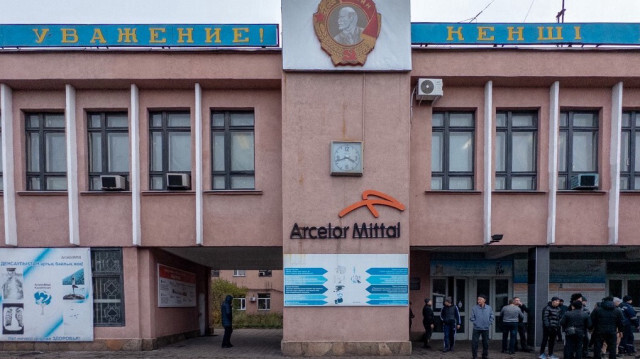 Les employés et les parents des mineurs se rassemblent devant le bâtiment de la mine de charbon Kostyenko ArcelorMittal à Karaganda le 28 octobre 2023.