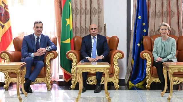 La présidente de la Commission européenne Ursula von der Leyen (à droite) et le Premier ministre espagnol Pedro Sanchez (à gauche) ont rencontré le président mauritanien Mohamed Ould Ghazouani à Nouakchott, le 8 février 2024.