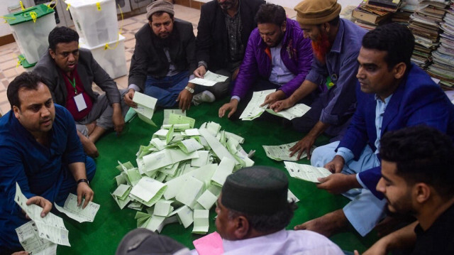 Le personnel électoral commence à compter les votes alors que les bureaux de vote se terminent lors des élections nationales du pays à Karachi le 8 février 2024.