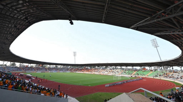 Des supporters sont vus à l'intérieur du Stade de Yamoussoukro, construit pour la CAN 2024, le 3 juin 2022.