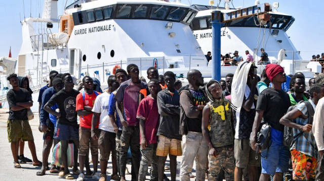Des migrants d'origine africaine tentant de fuir vers l'Europe, débarquent à Sfax d'un navire appartenant aux garde-côtes tunisiens, après avoir été interceptés par ces derniers en mer, le 10 août 2023. 