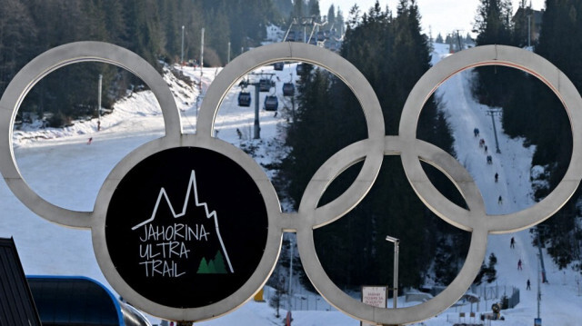 Les anneaux olympiques ornent les pistes de ski du mont Jahorina, utilisées comme l'un des sites de ski alpin des XIVe Jeux olympiques d'hiver de Sarajevo en 1984, au sud de Sarajevo, le 6 février 2024. 