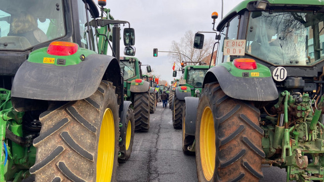 Les agriculteurs de la ville de Ciudad Real manifestent à la Porte de Tolède, en Espagne, le 8 février 2024.