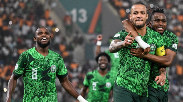 Le défenseur du Nigeria, William Troost-Ekong (2e à droite), après avoir marqué le premier but de son équipe sur penalty lors du match de football de demi-finale de la CAN 2024 entre le Nigeria et l'Afrique du Sud, au Stade de la Paix à Bouaké, le 7 février 2024.