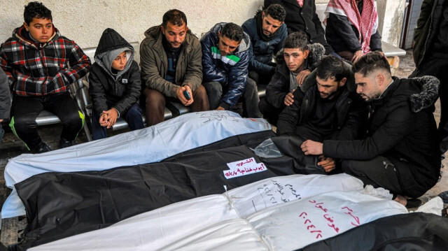 Les hommes pleurent près des corps de personnes tuées lors de bombardements israéliens signalés pendant la nuit à Rafah, à l'hôpital Al-Najjar, à Gaza, le 7 février 2024.