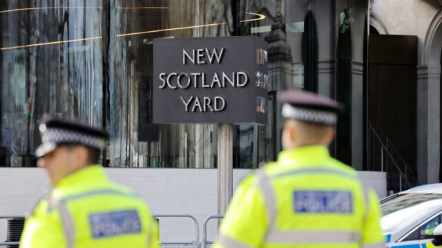 Des policiers britanniques devant Scotland Yard, le quartier général du Metropolitan Police Service, situé au centre de Londres, le 14 février 2022. 