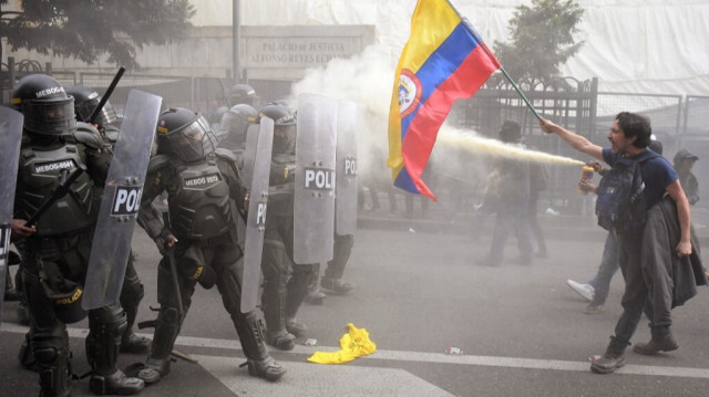 Des manifestants se heurtent aux policiers anti-émeutes lors d'un rassemblement en soutien au président colombien Gustavo Petro, à Bogota, le 8 février 2024.