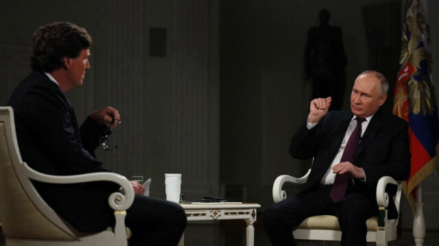 Le présentateur américain, Tucker Carlson et le président de la fédération de Russie, Vladimir Poutine lors d'une interview en Russie, publiée le 08 février 2024.