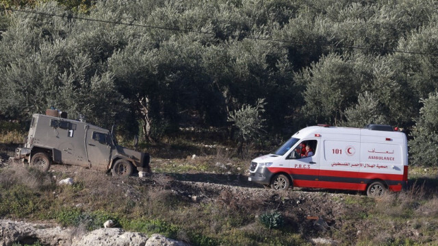 Un véhicule des forces israéliennes bloque la route à une ambulance du Croissant-Rouge palestinien, près de la ville de Tubas en Palestine occupée, le 13 janvier 2024.