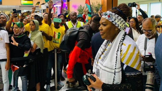 Les supporters sud-africains attendant l'arrivée de léquipe nationale de football de Palestine, à l'aéroport du Cap, le 8 février 2024