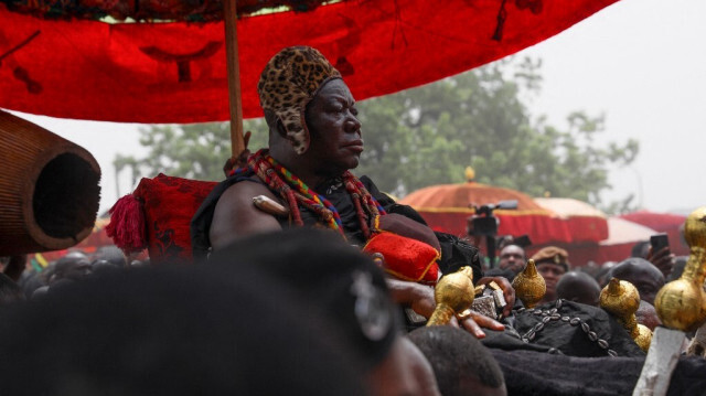 Otumfuo Osei Tutu II, le roi des Asante du Ghana, arrive au palais de Manhyia à Kumasi, au Ghana, le 8 février 2024, pour le retour des artefacts royaux pillés pendant la colonisation par l'Université de Californie, à Los Angeles.