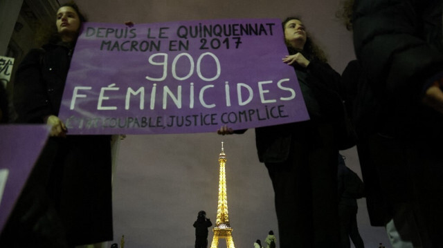 Des participantes brandissent une pancarte sur laquelle est écrit "Depuis le quinquennat de Macron en 2017, 900 féminicides, État coupable, justice complice", lors d'un rassemblement organisé par le collectif #NousToutes contre les féminicides devant la tour Eiffel, à Paris, le 8 février 2024.