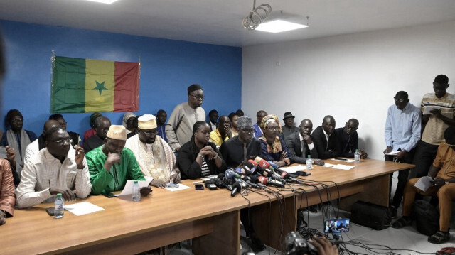 Des membres de groupes de la société civile et des chefs religieux s'expriment lors d'une conférence de presse au siège de la Fédération des associations féminines du Sénégal (FAFS) à Dakar, le 8 février 2024.