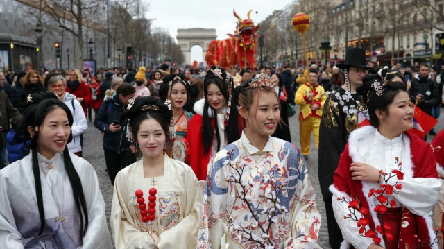 Les membres de la communauté chinoise défilent pour célébrer le Nouvel An lunaire chinois sur les Champs-Élysées à Paris le 4 février 2024. Le Nouvel An lunaire chinois commence le 10 février 2024 et sera l'année du Dragon.
