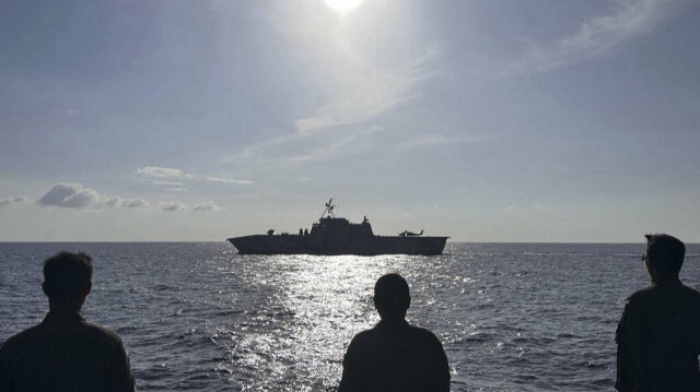  L'USS Gabrielle Giffords, embarquée avec un MH-60S Sea Hawk, recevant les honneurs de passage des officiers de la marine philippine à bord du BRP Gregorio Del Pilar, une tradition navale rendue aux navires passant à proximité à bord, lors de la 3e activité coopérative maritime AFP-USINDOPACOM dans la mer de Chine méridionale contestée.