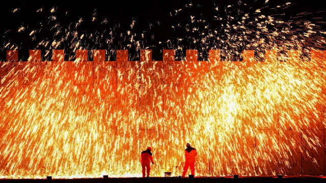 Les artistes lancent du métal fondu pour créer un spectacle de feux d'artifice lors de la performance traditionnelle chinoise "Dashuhua" à Handan, dans la province du Hebei, dans le nord de la Chine, le 7 février 2024, avant le Nouvel An lunaire du Dragon qui tombe le 10 février.