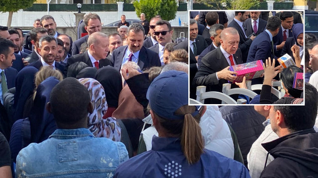 Cami bahçesindeki vatandaşların sevgi gösterisiyle karşılanan Cumhurbaşkanı Erdoğan, onlarla bir süre sohbet edip hatıra fotoğrafı çektirdi. 