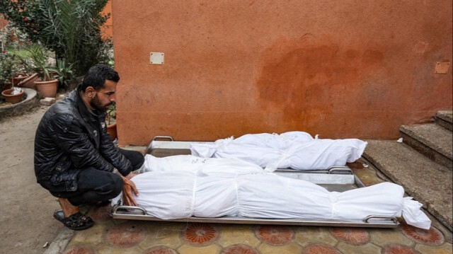 Un Palestinien pleure le corps d'un proche tué par une frappe israélienne dans le sud de la bande de Gaza, le 01 mars 2024.
