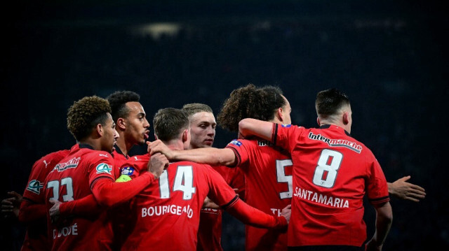 Les joueurs de Rennes célèbrent le but du défenser Arthur Theate durant le quart de finale de la Coupe de France opposant Le Puy Foot 43 au Stade Rennais FC, au stade Geoffroy-Guichard de Saint Etienne, le 29 février 2023.