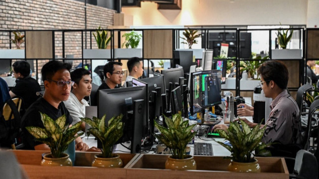 Le Vietnam cherche à monter en gamme vers des technologies plus avancées grâce à des investissements étrangers, des travailleurs au siège de la société Internet vietnamienne VNG à Ho Chi Minh-Ville, mettant en lumière l'essor de l'industrie technologique dans le pays.