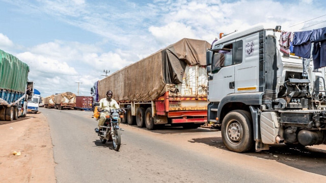 Une longue file de camions fait la queue au poste frontière fermé entre le Bénin et le Niger dans la ville de Malanville, le 18 septembre 2023.