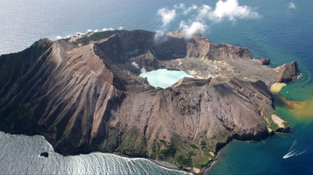 Dans le nord de la Nouvelle-Zélande, vingt-deux personnes d'un groupe de 47, en majorité des touristes australiens, ont péri dans l'explosion massive le 9 décembre 2019 du volcan de l'île White Island.