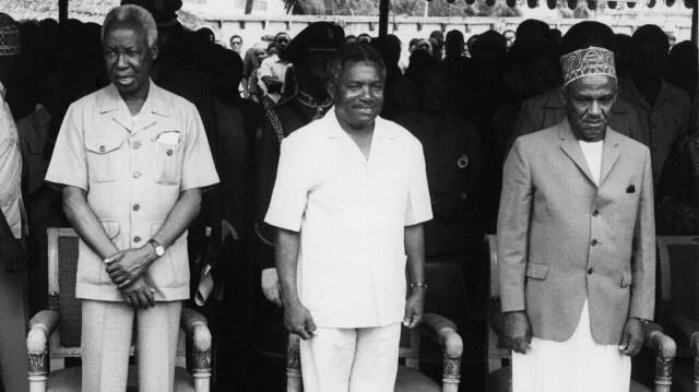 Au centre, l'ancien président tanzanien Ali Hassan Mwinyi (C) accompagné de l'ancien président Julius Nyerere (G), tous deux décédés, et du président de Zanzibar, Idris Abdul Wakil (D), en octobre 1985.