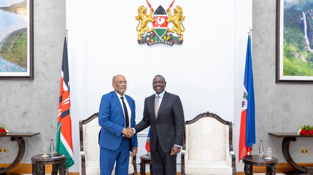 Le président kenyan William Samoei Ruto reçoit le premier ministre haïtien Premier ministre haïtien Ariel Henry, a Nairobi, au Kenya. 