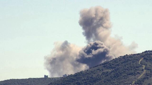 Des volutes de fumée s'échappent du site d'une frappe aérienne israélienne au sud du Liban près de la frontière avec Israël, le 29 février 2024.