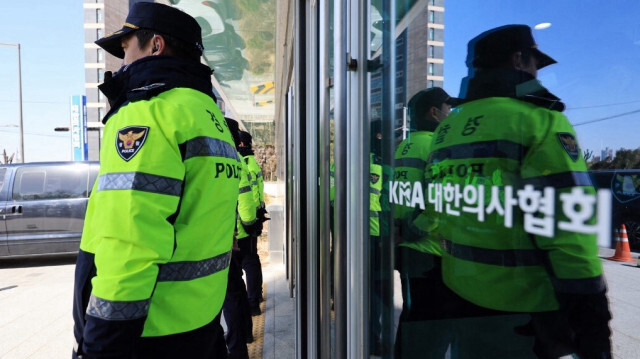 La police sud-coréenne a perquisitionné les bureaux de l'Association médicale coréenne à Séoul le 1er mars 2024, alors que le gouvernement est aux prises avec une grève des médecins qui a conduit au chaos dans les hôpitaux.