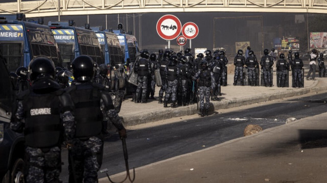 Des gendarmes sénégalais montent la garde lors des manifestations appelées par les partis d'opposition à Dakar, le 4 février 2024, pour protester contre le report de l'élection présidentielle.