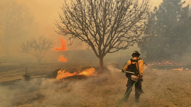 Un pompier luttant contre l'incendie de Smokehouse Creek, près d'Amarillo, dans le Texas Panhandle aux États-Unis, le 28 février 2024.