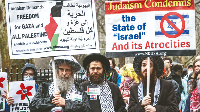 Aktivistler, "Özgür Filistin", "Ateşkes, hemen şimdi" şeklinde sloganlar attı.
