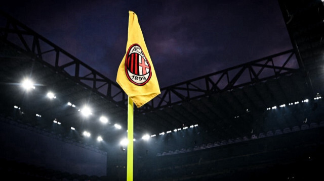 Drapeau de corner aux couleurs de l'AC Milan, au stade San Siro, le 30 décembre 2023.