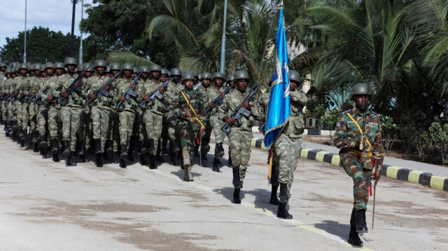 Le personnel de l'armée nationale somalienne (SNA) défile lors des célébrations de son 62e anniversaire à Mogadiscio, le 12 avril 2022.