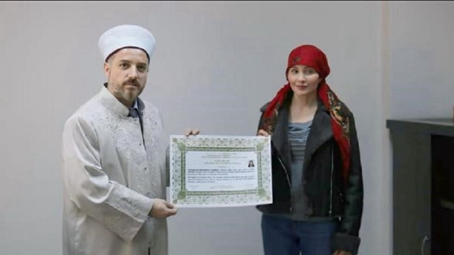 La citoyenne allemande Natalie Strupp recevant son certificat de conversion des mains du Vice-mufti de Mardin, Ali Üney.