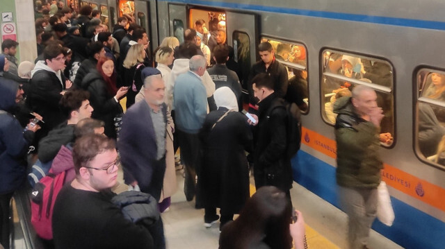 Hattın Üçyüzlü istasyonunda metro araçlarına binmek isteyenler kalabalık nedeniyle  güçlük çekti. 