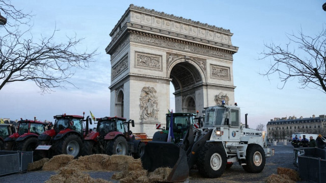 Des agriculteurs manifestent près de l'Arc de Triomphe sur l'avenue des Champs-Élysées, à Paris, en France, le 1er mars 2024.