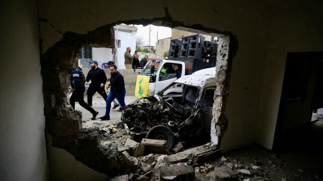 Les funérailles de l'un des membres du groupe, Hassan Hussein, de sa femme Ruwaida Mustafa et de leur fils de 25 ans, Ali Hussein, tué un jour plus tôt lors d'un bombardement israélien, lors de leurs funérailles dans le village de Houla, dans le sud du Liban, le 6 mars 2024.