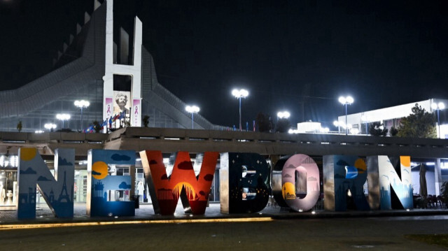Le monument de l'indépendance du Kosovo "Newborn" peint en Sept ciels différents, à Pristina le 16 février 2024.