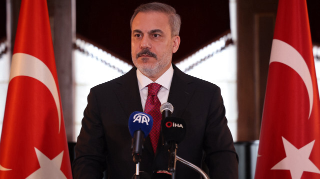 Le ministre turc des Affaires étrangères Hakan Fidan faisant des déclarations lors de sa rencontre avec des membres de la presse turque à l'ambassade de Türkiye à Washington D.C., États-Unis, le 8 mars 2024.